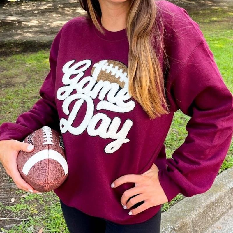 Football 'Game Day' Letter Patch Crewneck Sweatshirt - Casual Long Sleeve Tops for Women, Trendy Chenille Patch Design, Perfect for Tailgating & Game Day Celebrations