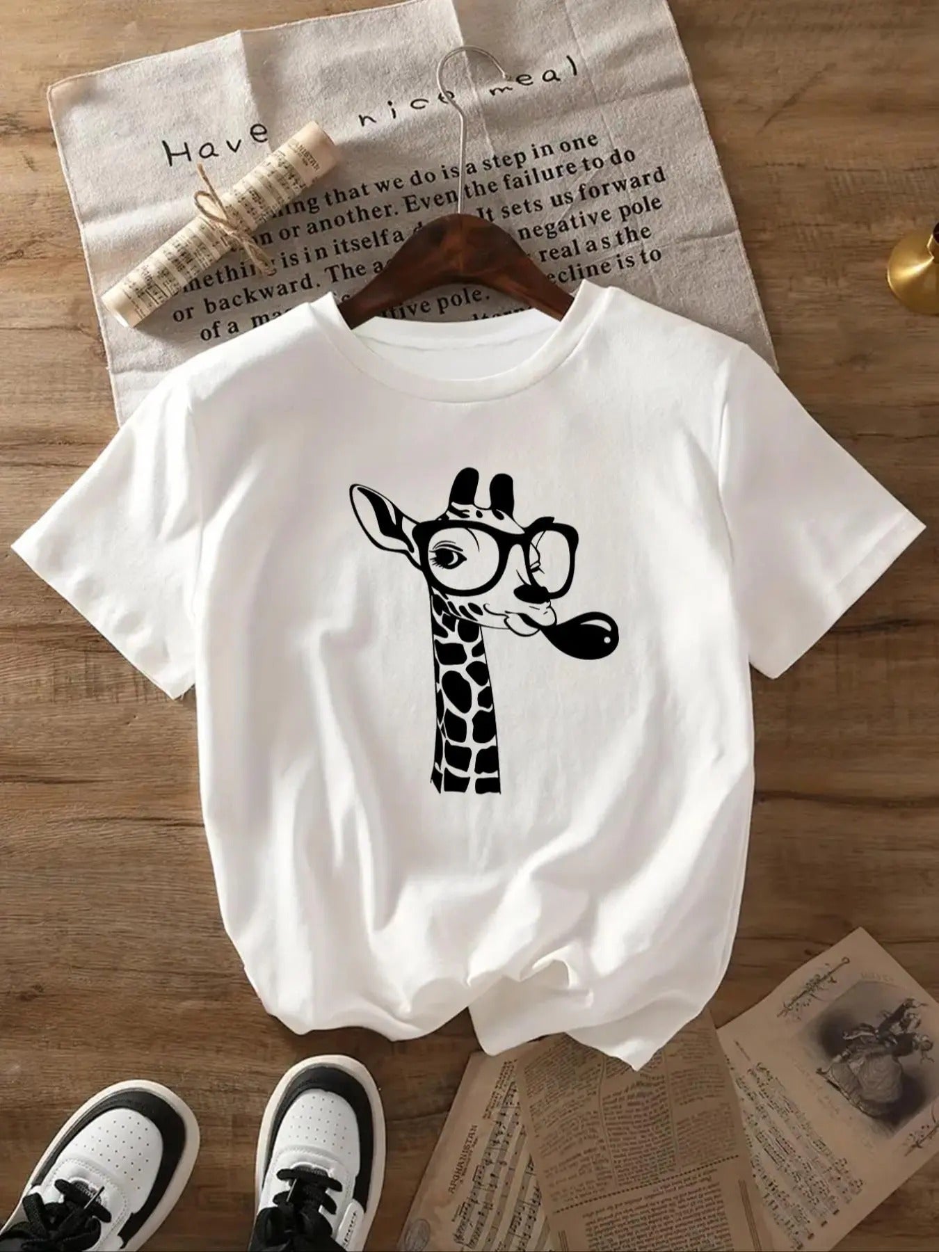 Women's Cartoon Giraffe Print Round Neck Tee, Fashion Casual Crew Neck T-shirt for Daily Holiday Vacation Outdoor Wear, Ladies Clothes for All Seasons